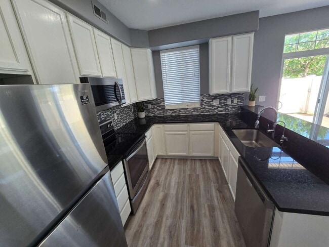 Building Photo - "Charming 3-Bed Townhouse Retreat in North...