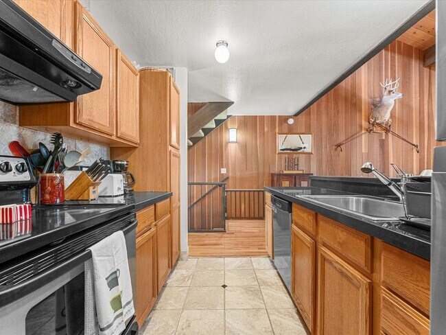 Building Photo - LONG-TERM RENTAL: Updated Townhome in Prime Location! 2 Bedrooms & Loft, Fully Furnished!