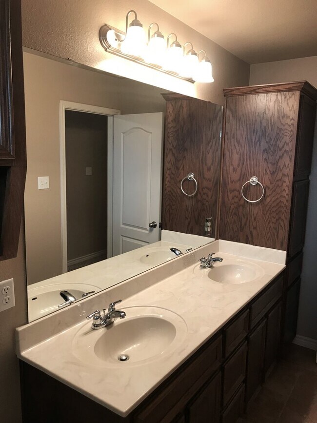 Building Photo - 4601 Skyflower Ln