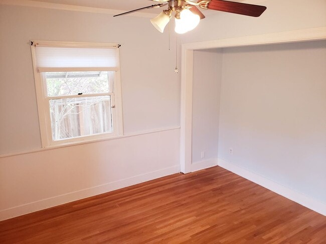 Building Photo - 1710 Oakwood St