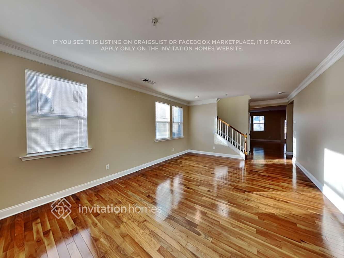 Building Photo - 380 Roseglen Dr NW