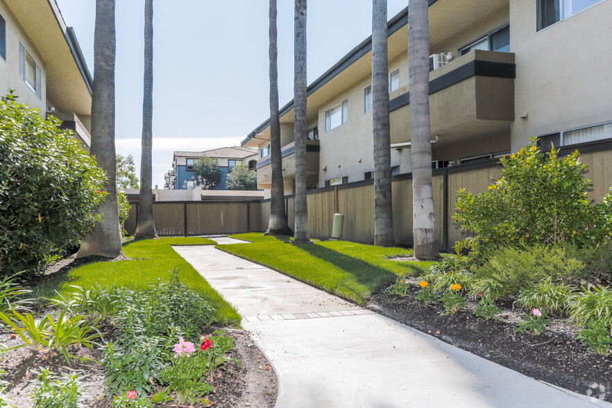 Building Photo - Cross Roads Apartment Homes