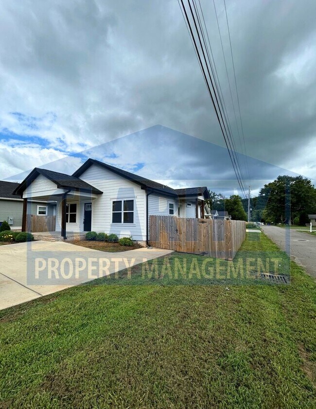 Building Photo - Three bedroom single level home!