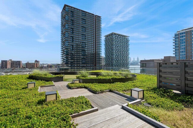 Building Photo - 75 Park Ln S