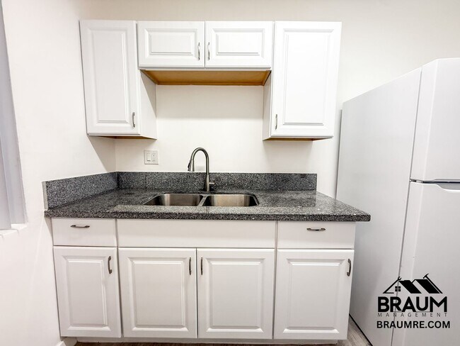 Building Photo - 15546 Vanowen St