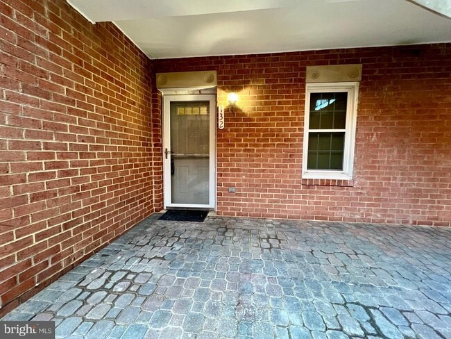 Building Photo - 6924 Fairfax Dr