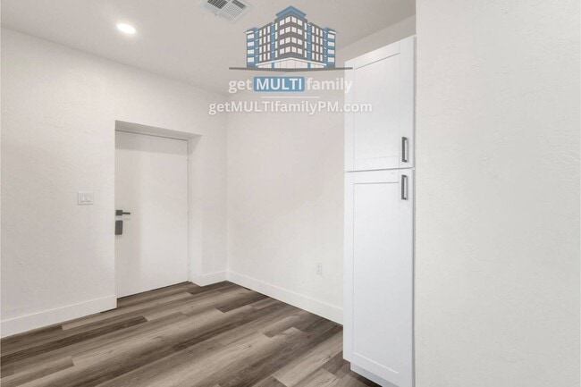 Building Photo - 1006 E Pasadena Ave