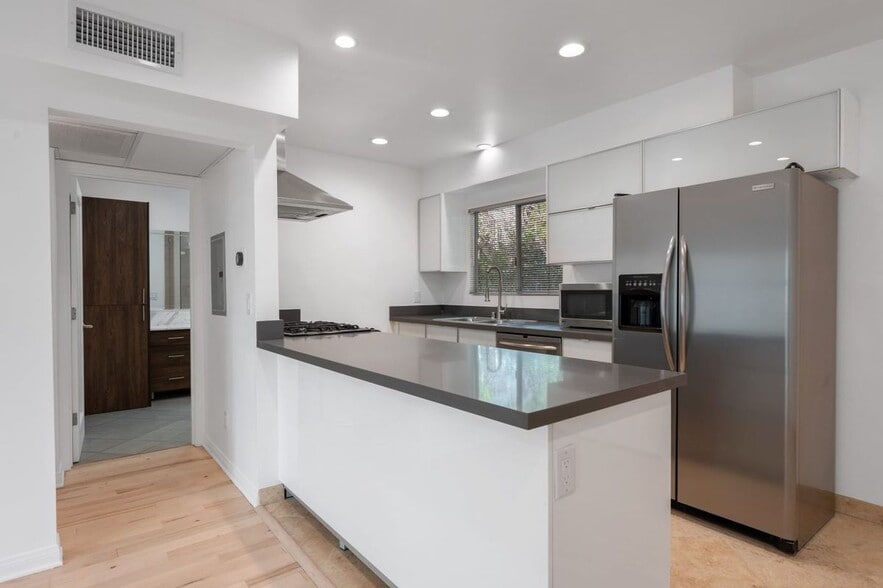 Building Photo - 1148 N Clark St