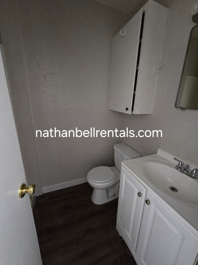 Building Photo - Single-Family Home: 4 bed, 2 bath