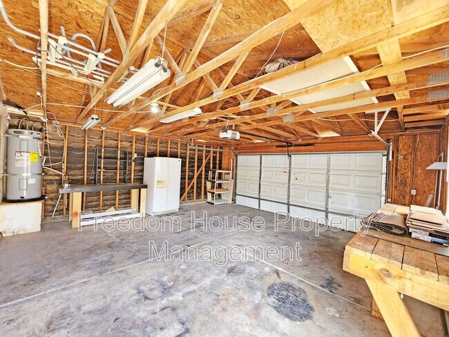Building Photo - 1700 Sycamore Ave