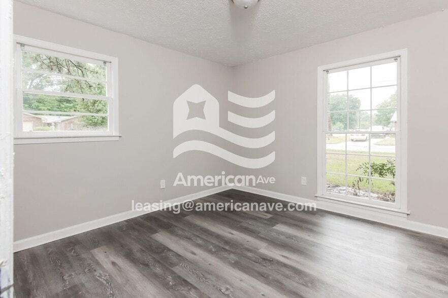 Building Photo - 4747 Falcon Ln