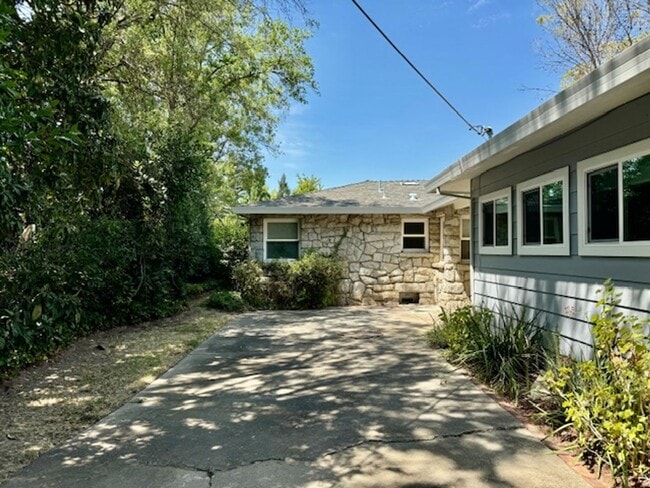 Building Photo - NEWLY RENOVATED 3 BED, 3 BATH ONE STORY HO...
