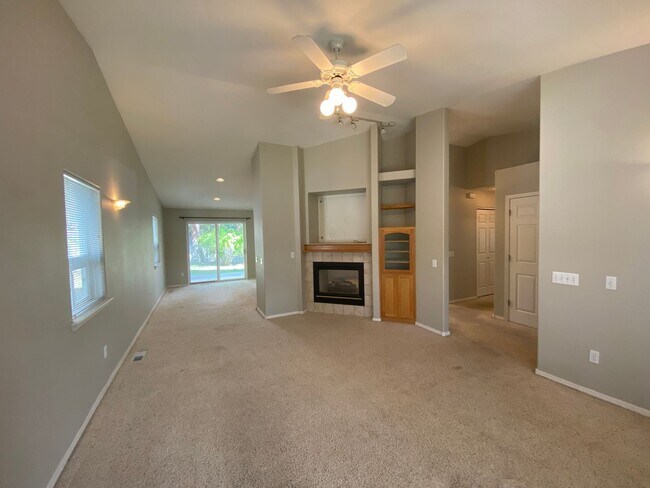 Building Photo - Spacious 2 Bedroom + office! Large yard!  ...