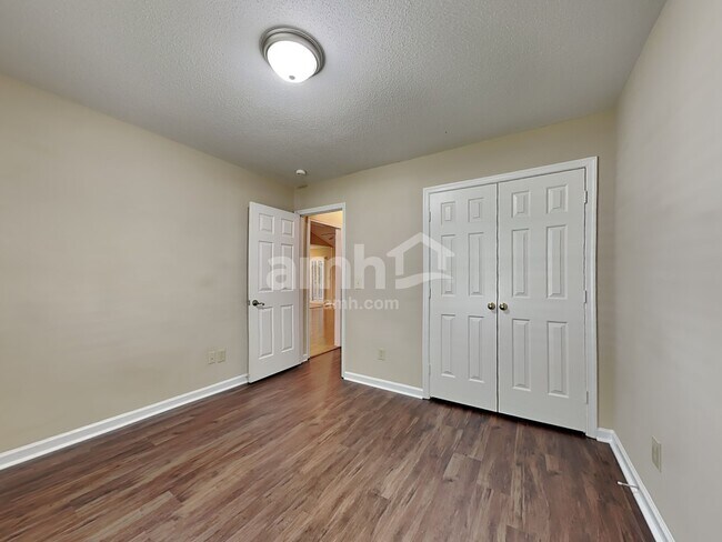 Building Photo - 3109 Southampton Dr