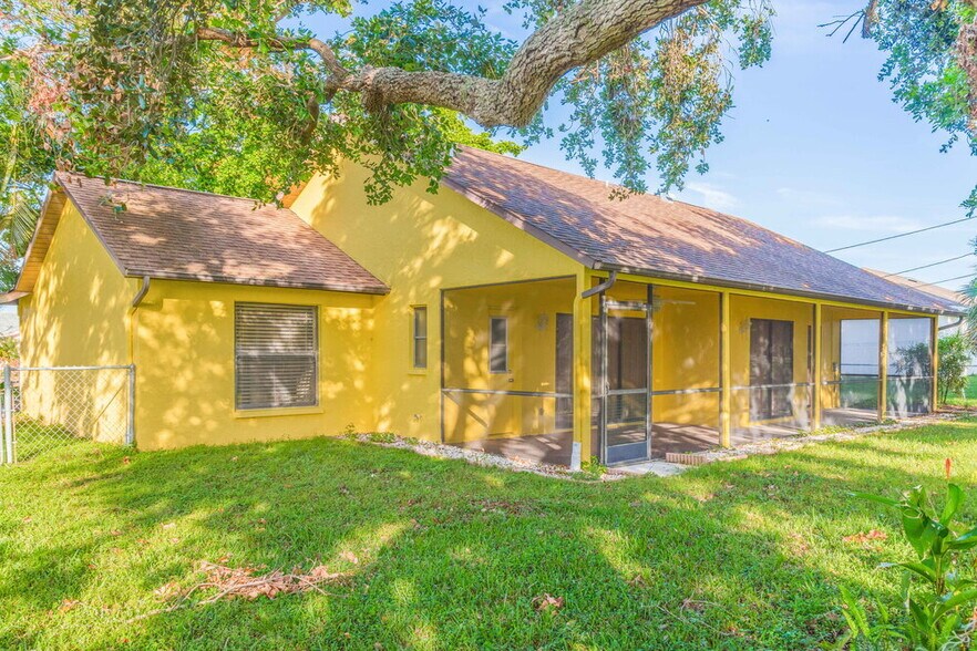 Building Photo - 817 SW 9th Ave