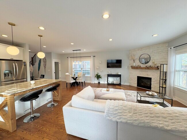 Building Photo - 718 N Alexander Ave