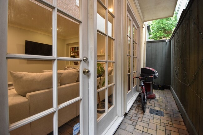 Building Photo - 3226 Pemberton Cir Dr