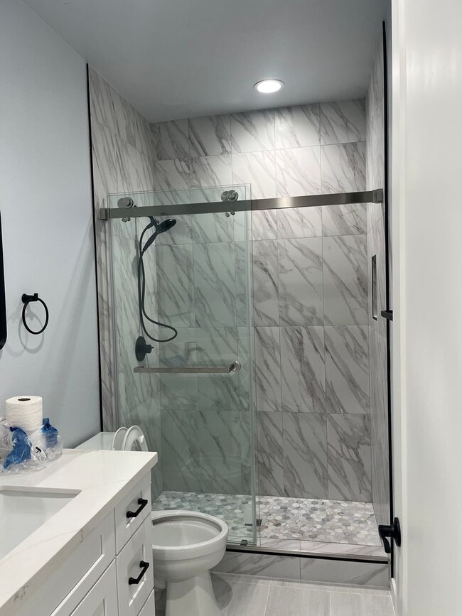 Building Photo - 3 Bedroom/ 3 Bathroom Home in Huntington B...
