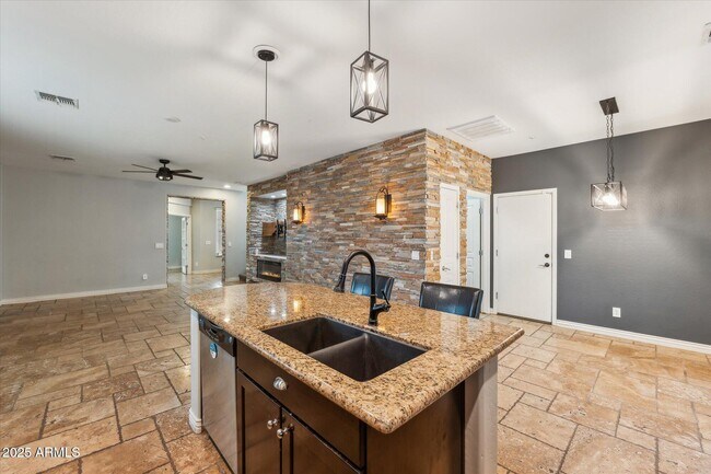 Building Photo - 7351 W Palo Brea Ln