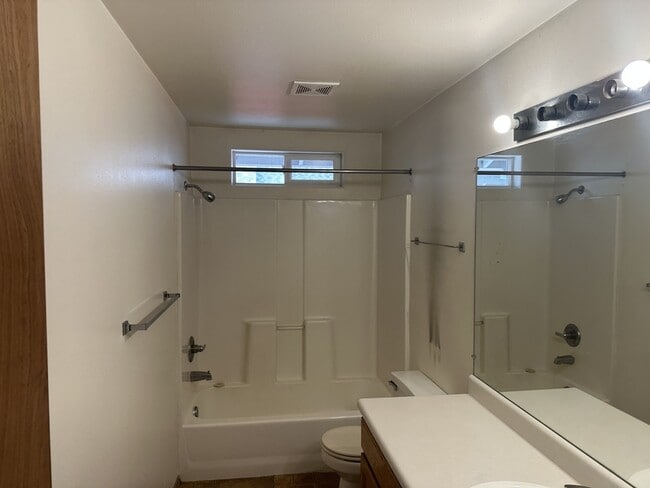 Building Photo - 2210 SW Bridge St