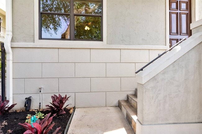 Building Photo - 1320 W 25th St