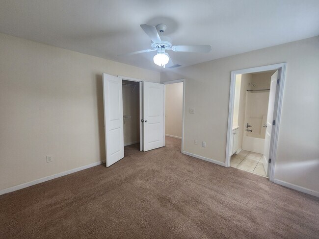 Building Photo - 2110 Lakeside Dr