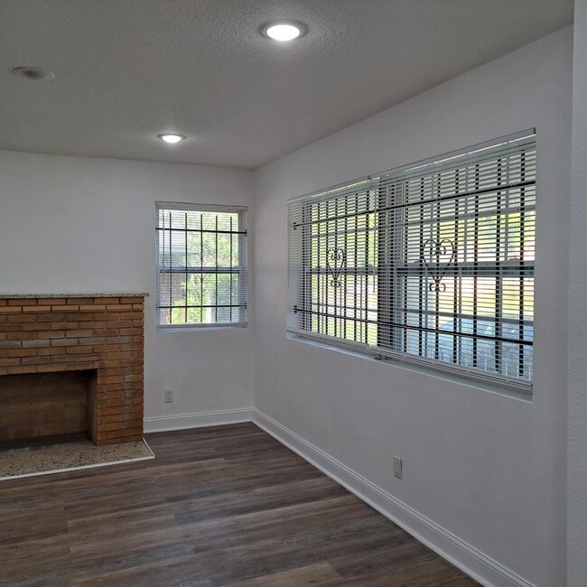 Building Photo - 1416 W 13th St