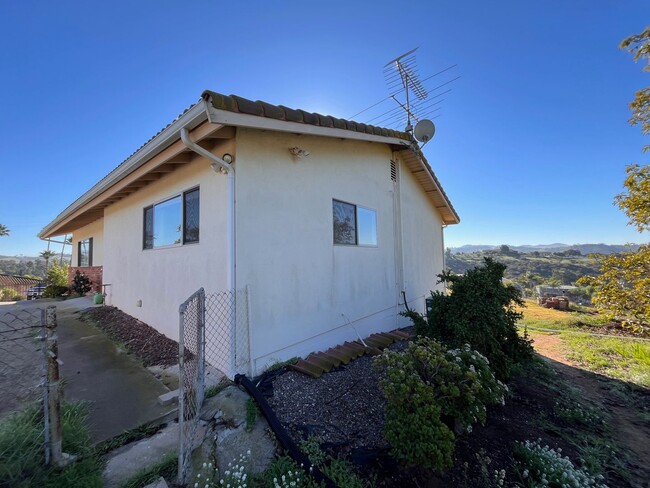 Building Photo - Spectacular Retro Home in a Rural Setting with Views and Space