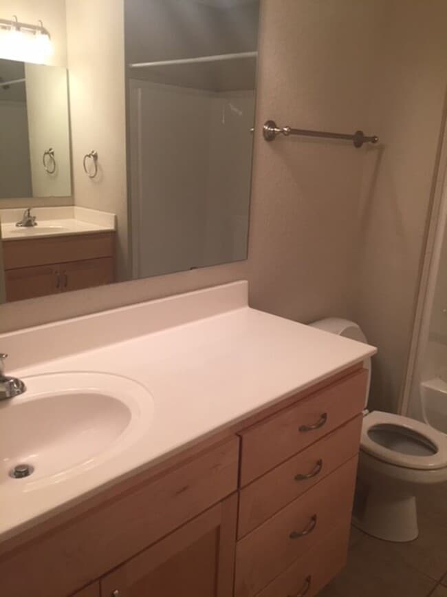 Building Photo - Lake Estates 4 bed 2.5 bath 3 car garage home!