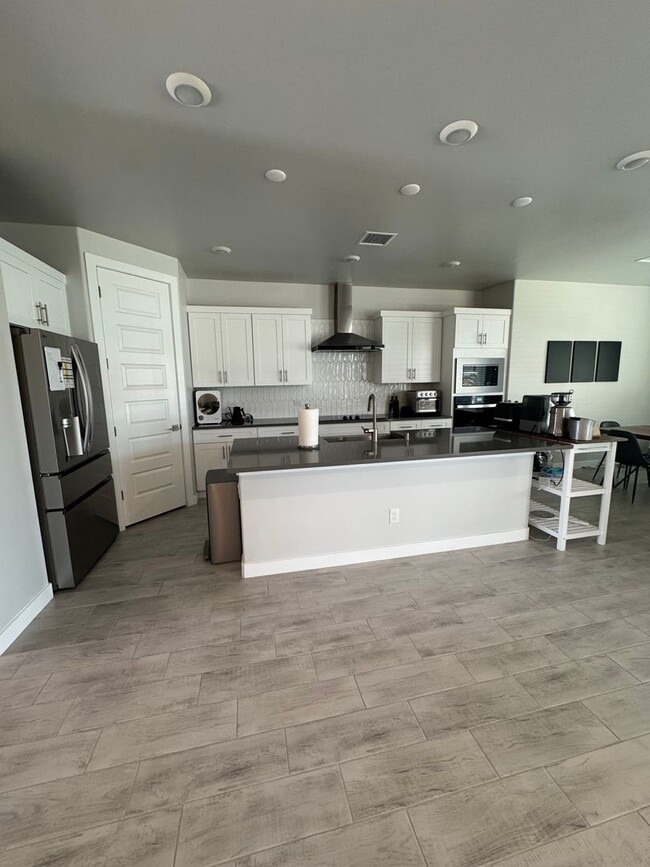 Building Photo - Gorgeous 4 bedroom plus office