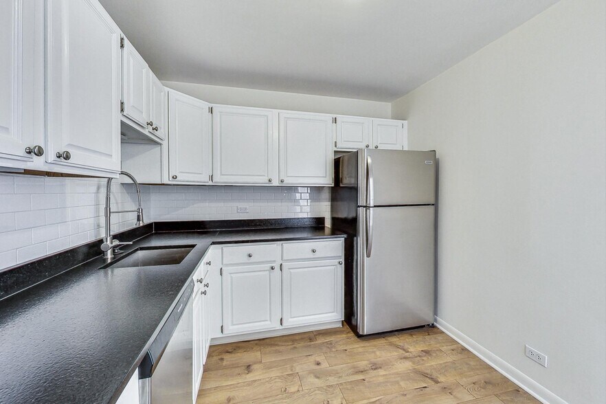 Building Photo - 1516 N State Pky