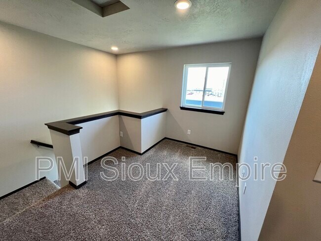 Building Photo - 5927 S Whisper Creek Pl
