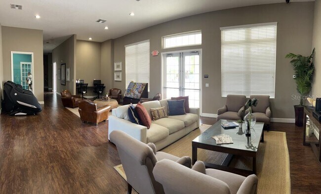 Building Photo - 8928 Shine Dr