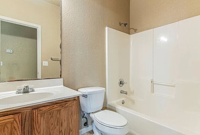 Building Photo - AVAILABLE NOW! (SECTION 8 ACCEPTED)