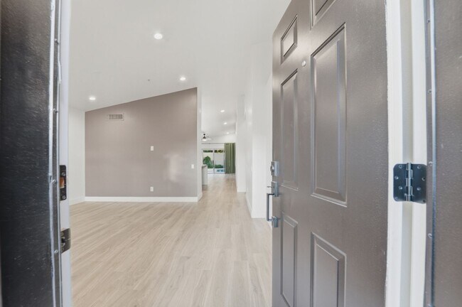 Building Photo - Modern & Spacious 3 Bed 2 Bath Home in Nor...