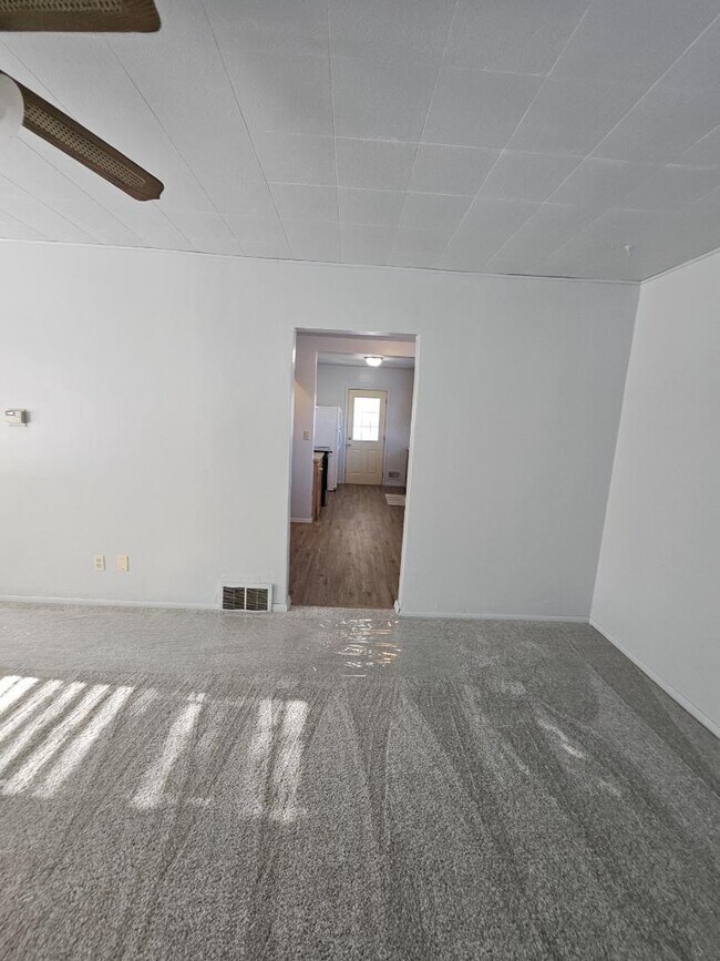 Building Photo - 370 Ahnaip St