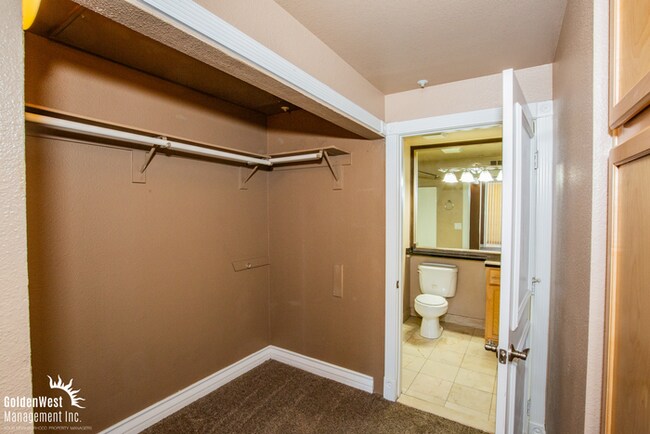 Building Photo - Fabulous 1Bdm 1Ba Condo in the Highly Desi...