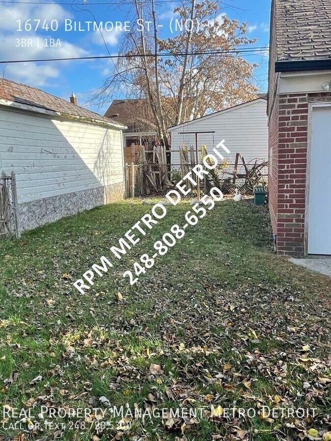 Building Photo - Brick Bungalow in Detroit