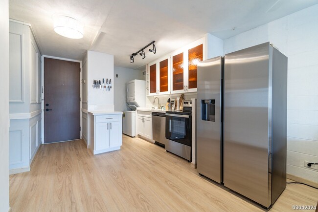 Building Photo - Fully Renovated! 1BR/1BA/1PKG in the heart...