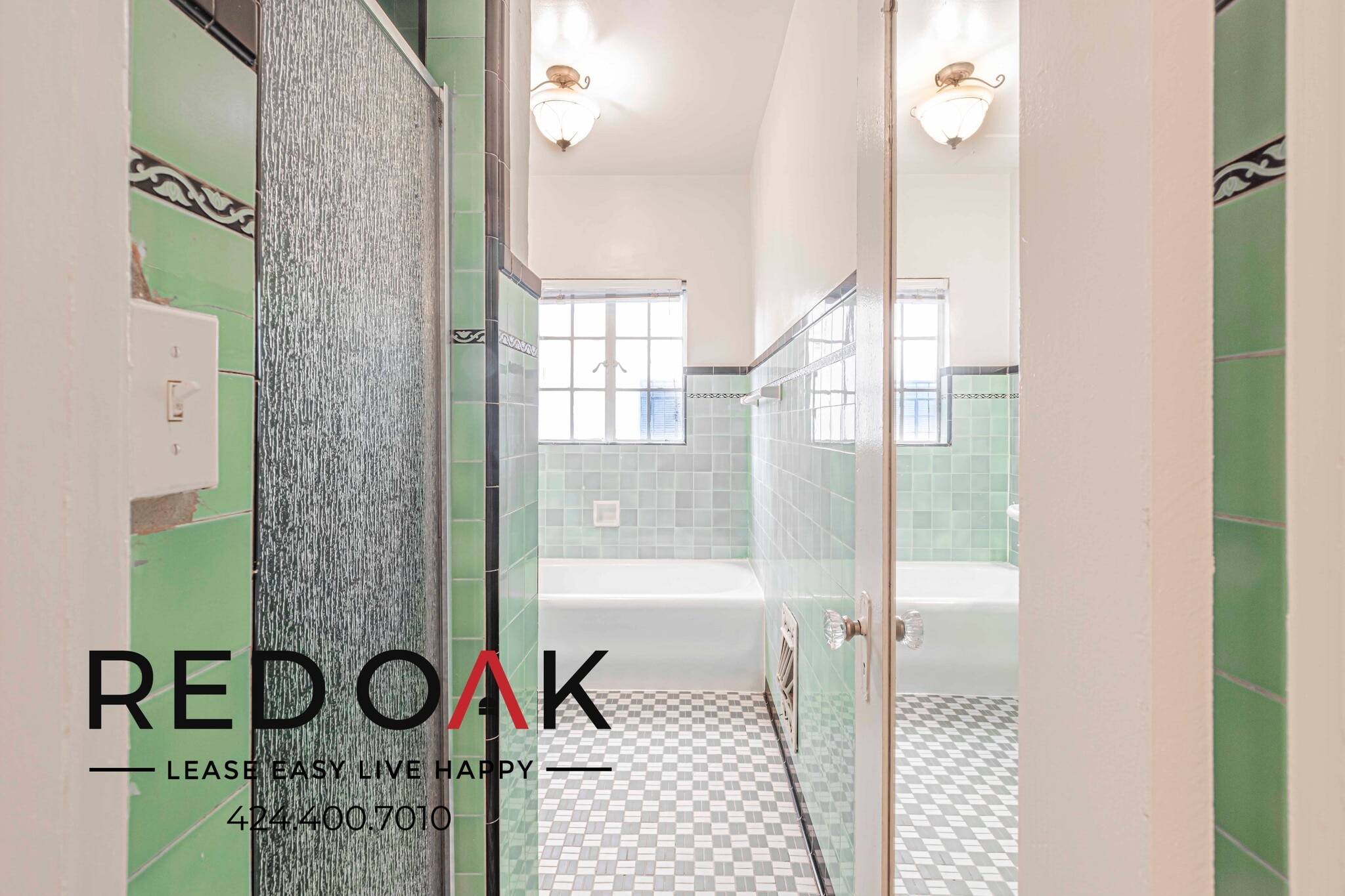 Building Photo - 570 N Rossmore Ave