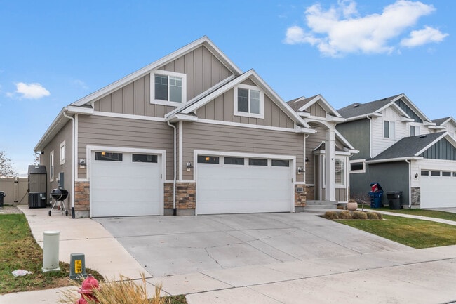 Building Photo - 196 E Water Ln