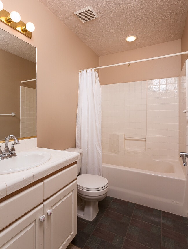 Building Photo - Pet-friendly home in downtown Hurricane