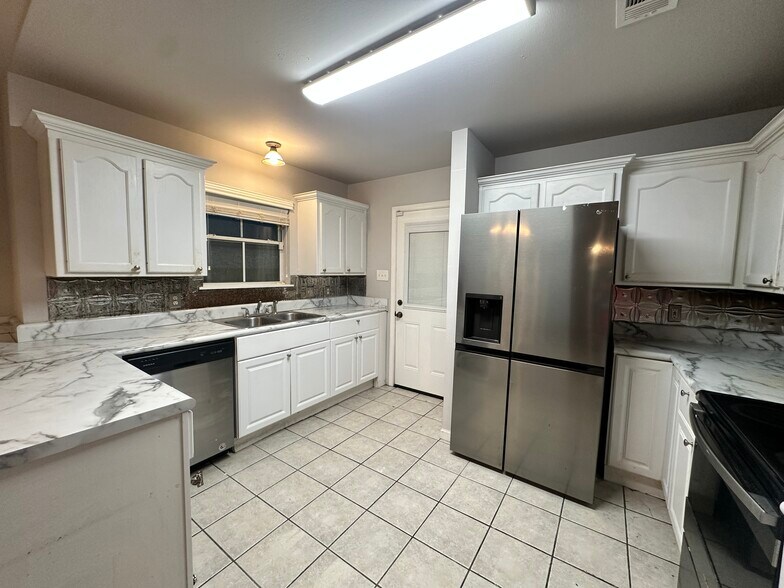 Building Photo - 131 Carolyn Ave