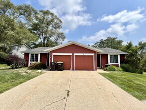 Building Photo - Four Bedroom Duplex in Kentwood
