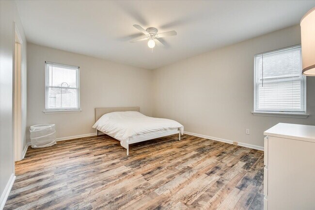 Building Photo - "Fully Furnished Charming 3-Bedroom Home i...