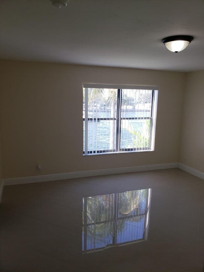 Building Photo - 105 S Riverside Dr