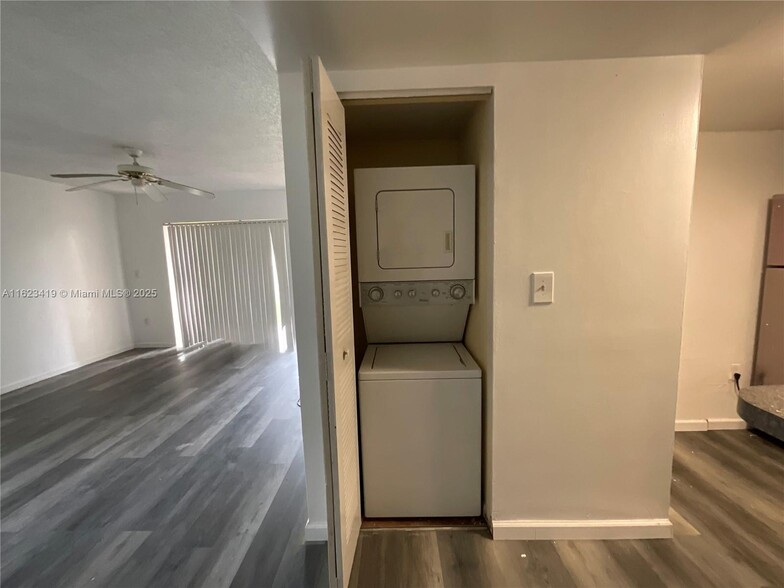 Building Photo - 9877 Nob Hill Ct