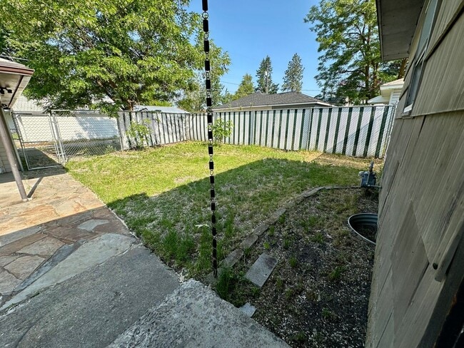 Building Photo - Spacious 3 Bedroom/1.5 Bath with a Bonus Room