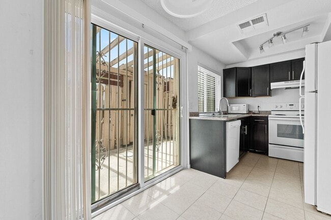 Building Photo - 1 Bedroom Townhouse With Hardwood Flooring...