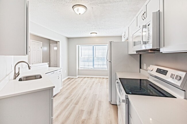 Building Photo - 2 bedroom, 2.5 bath end unit townhome in Newark
